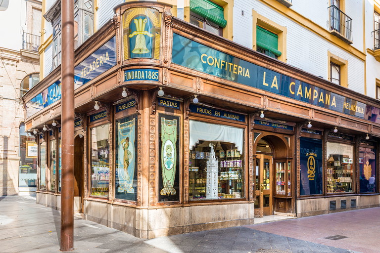 Traditionsreiche Konditoreien wie »La Campana« (Die Glocke) in Sevilla bieten in der »Semana Santa« die Andalusien-typischen Oster-Nascher­eien, wie »Torrijas« oder ­
»Pestiños« an.