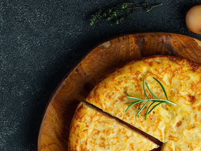 Kartoffeln, Zwiebeln, Ei – fertig ist die köstliche Tortilla.