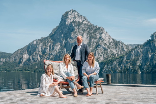 Monika und Wolfgang Gröller mit den Töchtern Josefine und Marie, Traunseehotels