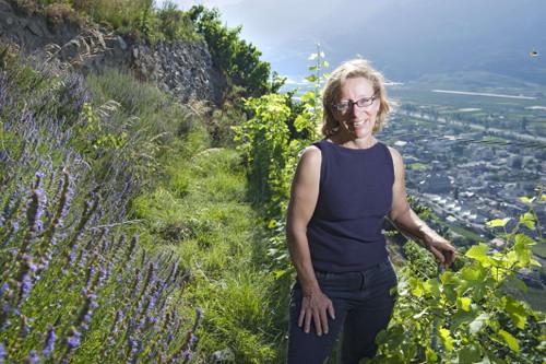 Marie-Thérèse Chappaz im biologisch bewirtschafteten Rebbergin Fully.