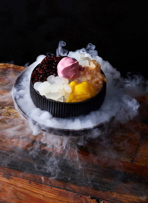 Halo Halo Dessert – Ube Glace, Kokosnussmilch, Mango, süsse Jackfrucht, Macapuno, Sago Perlen, süsse weisse Bohnen.
