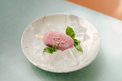 Eis am Stiel: Zitronen-Basilikum Glacé mit Ruby Schokolade.