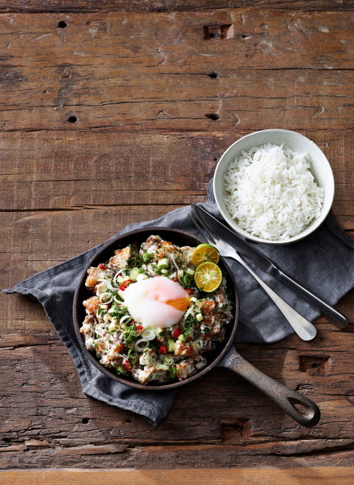 Schweinebauch «Sisig» mit Jasmin Reis und Kalamansi.