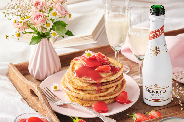 Dinkel Pancakes mit Vanille-Sekt-Erdbeeren