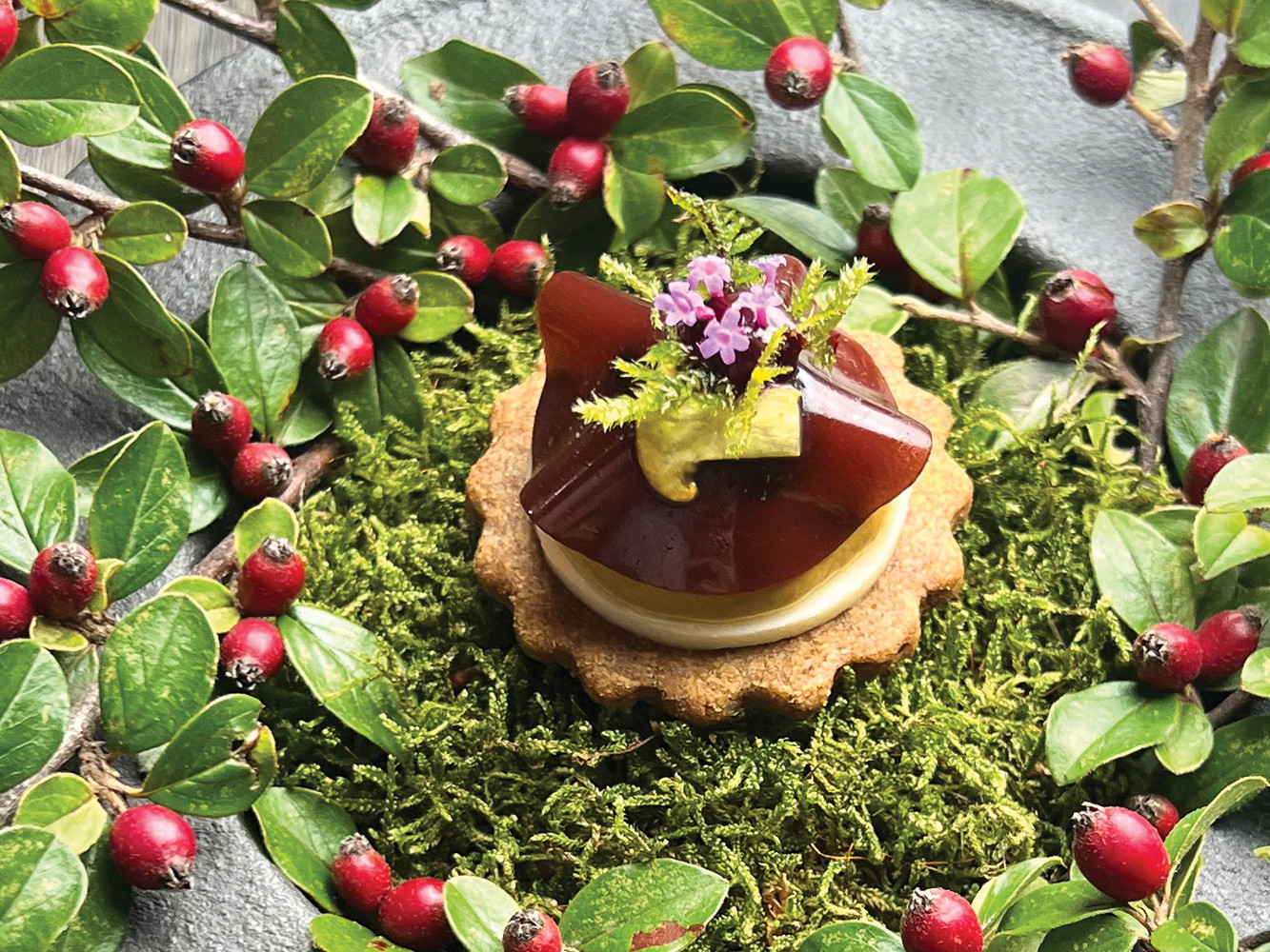 Frühlingshaftes Arrangement: unreife Haselnuss, Blumenkohlsaft und Heidelbeere im »Seven Swans« in Frankfurt. 