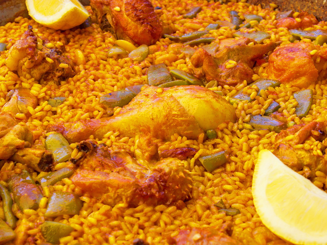 Die Paella Valenciana wird traditionell ohne Fisch zubereitet.