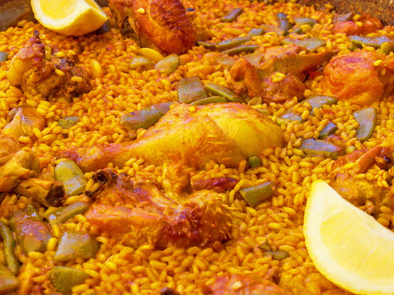 Die Paella Valenciana wird traditionell ohne Fisch zubereitet.