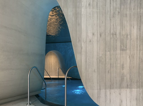 Ein architektonisches Highlight in der Blauen Grotte. Die gewellte Spiegeldecke erzeugt Reflexionen an der Decke.