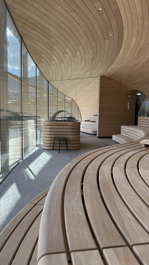 Durch eine Glasscheibe voneinander getrennt – die Finnische Meerblicksauna und die Kräuter Meerblicksauna.