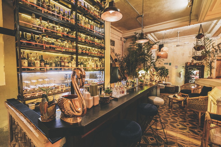 Das Aquimico ist eine spektakuläre Bar mit drei Etagen. Nicht selten wird ganz oben zu lauter Musik getanzt, in den anderen Stockwerken werden grandiose Cocktails und Drinks serviert.