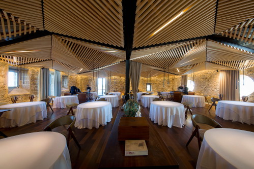 Modernes Design in altem Gemäuer: der großzügige Speisesaal des »Aponiente«.