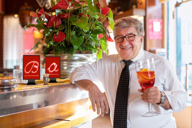 Wirt Maurizio Stocchetto in der Bar Basso in Mailand