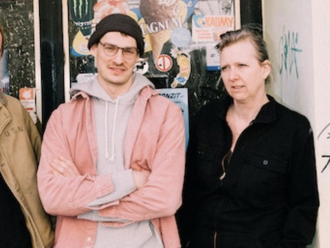 Michael Novak (l.) und Julia Zerzer (r.) arbeiten an ihrem neuen Projekt mit Julian Lubinger in der Burggasse.