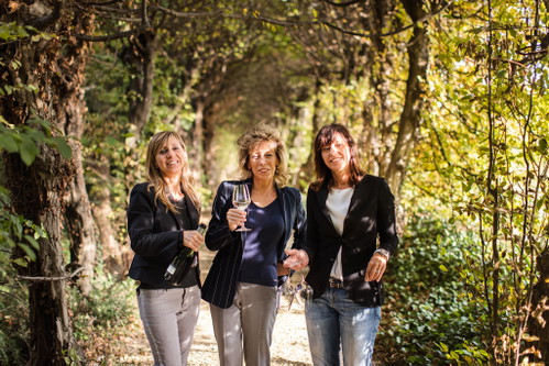 Die Schwestern Giuliana, Maria Elena und Elvira Bortolomiol führen das Handwerk ihres Vaters Giuliano weiter. Er war der Erste, der im Jahr 1960 einen Prosecco als Brut auf den 
Markt brachte.