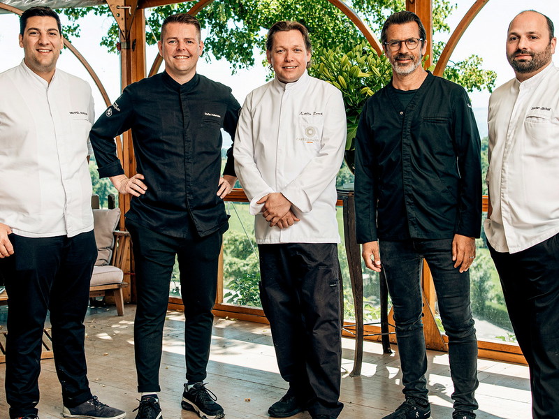 Die vier The Living Circle-Chefs Michael Schuler, Stefan Heilemann, Mattias Roock und Stefan Jäckel mit Andreas Caminada (2.v.r.).