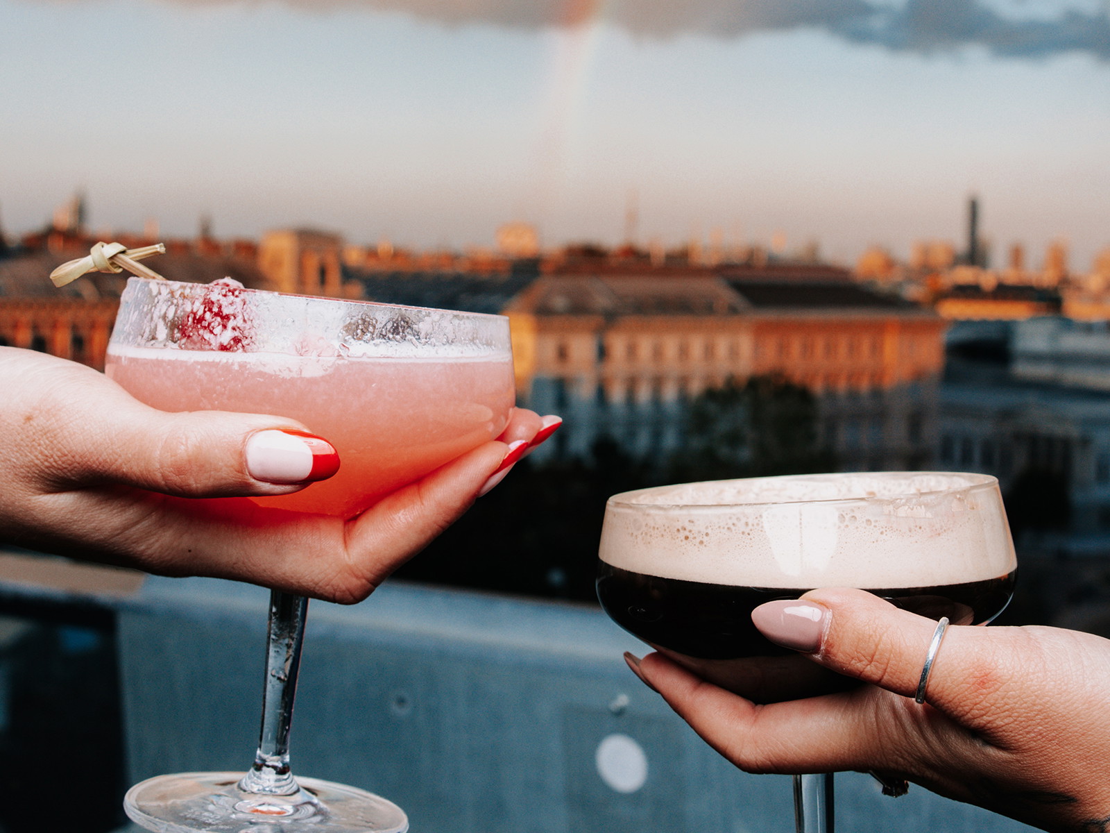 Mit guten Cocktails und den besten Blick über die Stadt wird gefeiert!