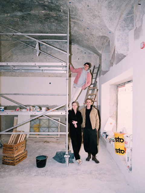 Julia Zerzer (l.) Julian Lubinger und Michael Novak in den neuen Räumlichkeiten.