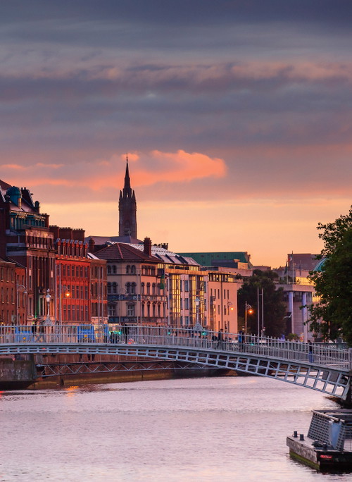 Die Liffey teilt Dublin in eine Nord- und Südseite. Eine von 24 Brücken im Stadtgebiet ist die Half Penny Bridge.