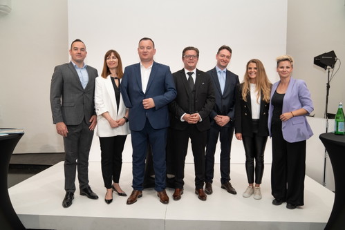 Ante Sjauš (Gespanschaft Zadar) Mihaela Kadija (Direktorin Tourismusverband der Gespanschaft Zadar), Šime Vicković (Vizepräfekt Gespanschaft Zadar), Branimir Tončinić (Direktor der Repräsentanz in Österreich, Kroatische Zentrale für Tourismus) Igor Kolar (Sekretär Botschaft der Republik Kroatien), Elisabeth Brandlmaier (Chefredakteurin Falstaff), Ksenija Glavina (Marketing Event Manager Falkensteiner Hotels &amp; Residences) (v.l.n.r.)