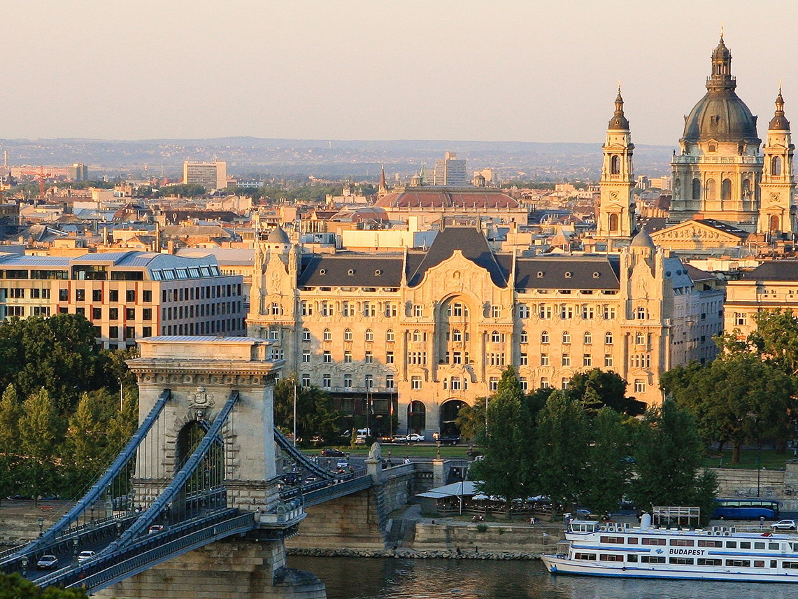 Chain bridge and Four Seasons Hotel, Budapest