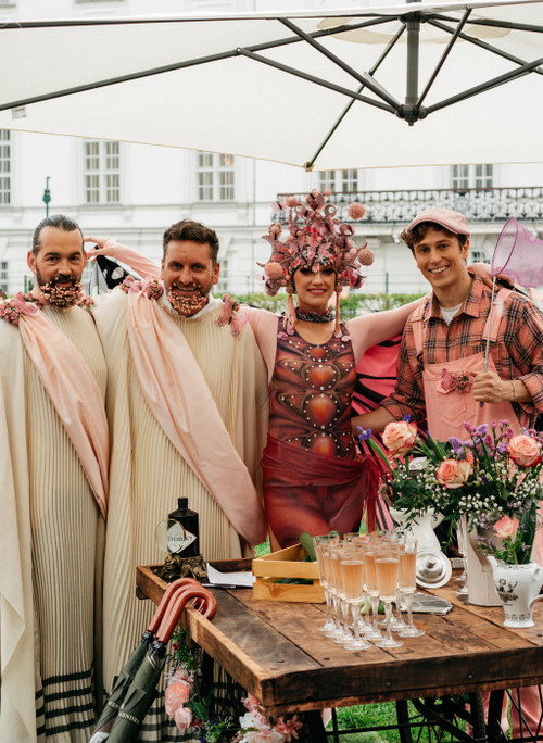 Im Garten des »25hours Hotel« wandelten blumige Feen und Fabelwesen.
