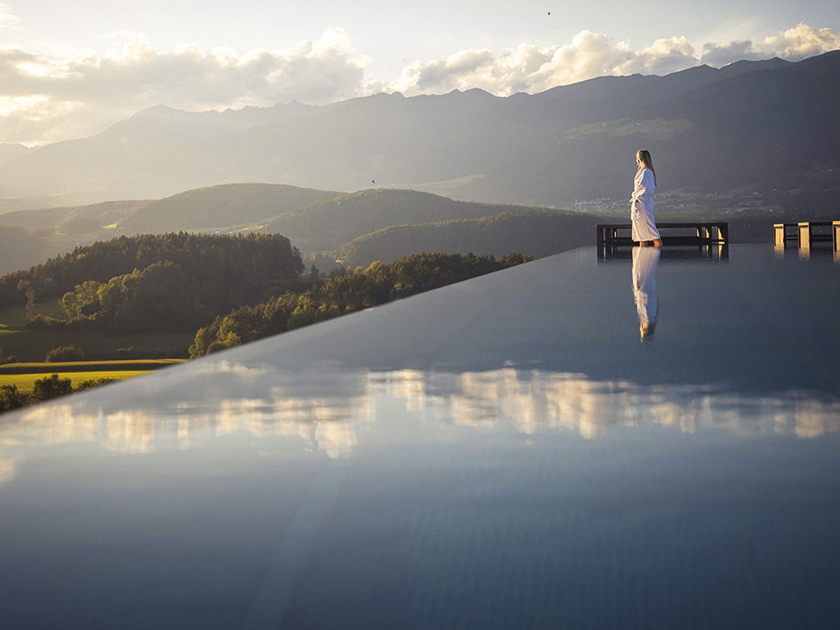 Entspannung mit Weitsicht: Im Südtiroler »Hotel Winkler« wartet nach der Yoga-Session der Infinity-Pool mit Blick auf  die Dolomiten.