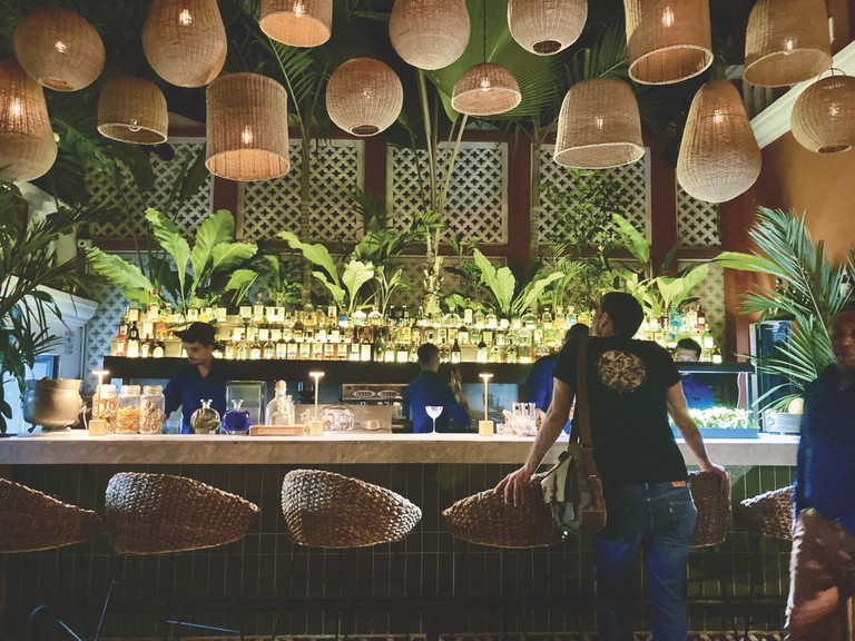 Tropische Bar mit grandiosen Cocktails im Restaurant »Mar y Zielo«.