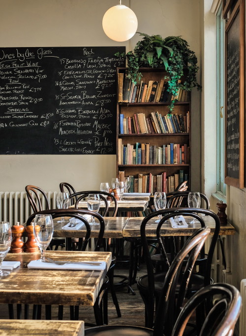 »The Winding Stair« ist eine einmalige Kombination aus Buchladen und hoch-wertigem Restaurant. 
Hier werden Körper 
und Geist satt.