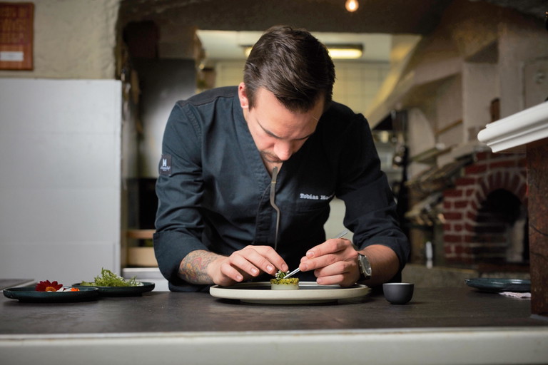 Tobias Hoesli richtet sorgsam eine der vielschichtigen Kreationen aus der «Marktküche» an. 