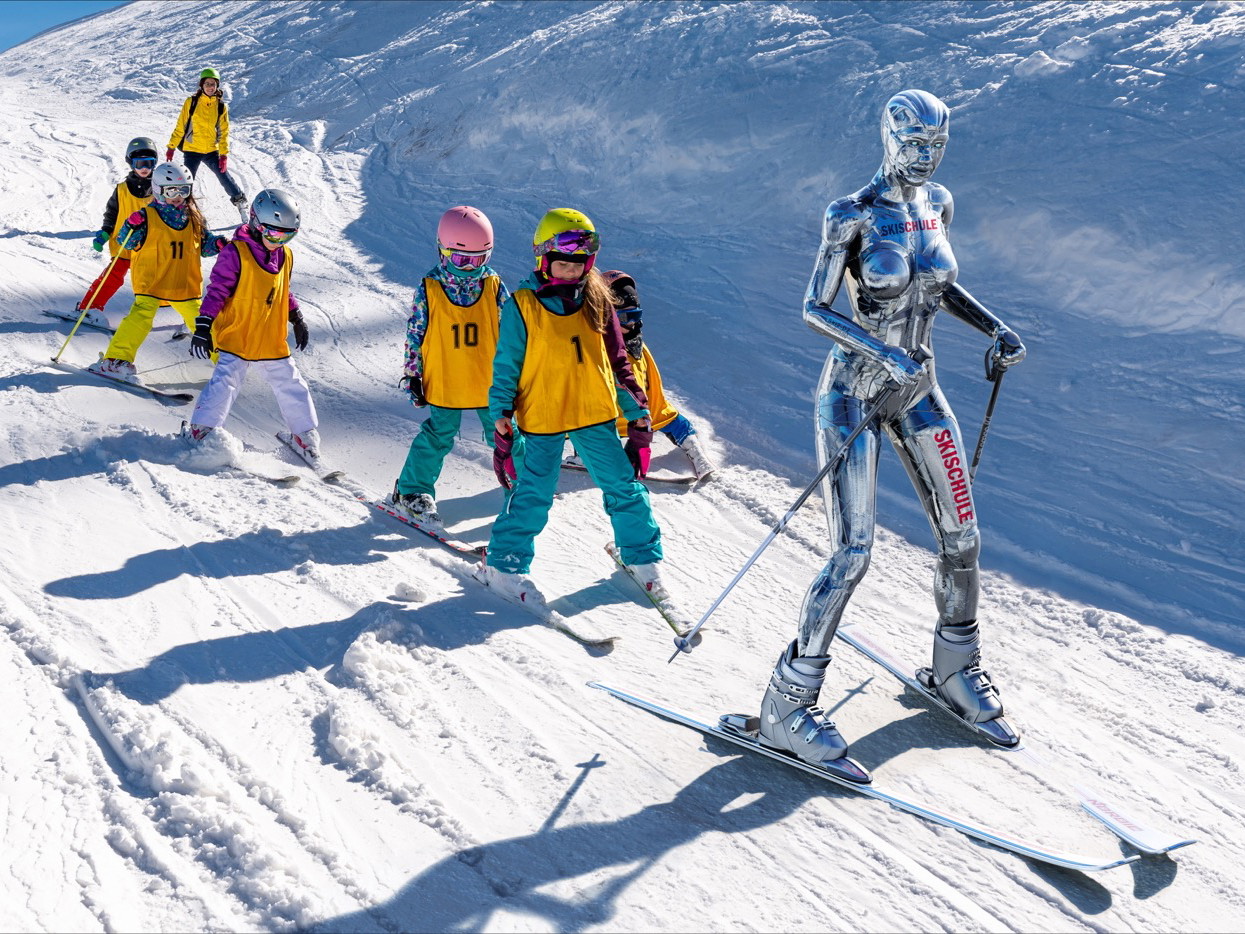 Künstliche Intelligenz auf der Piste könnte groß rauskommen. Über die stereotypische Darstellung einer Skilehrerin lässt sich natürlich streiten.
