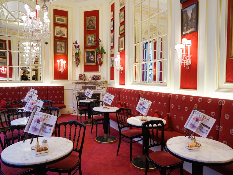 Die österreichischen Sacher Cafés punkten mit ikonischem Design.
