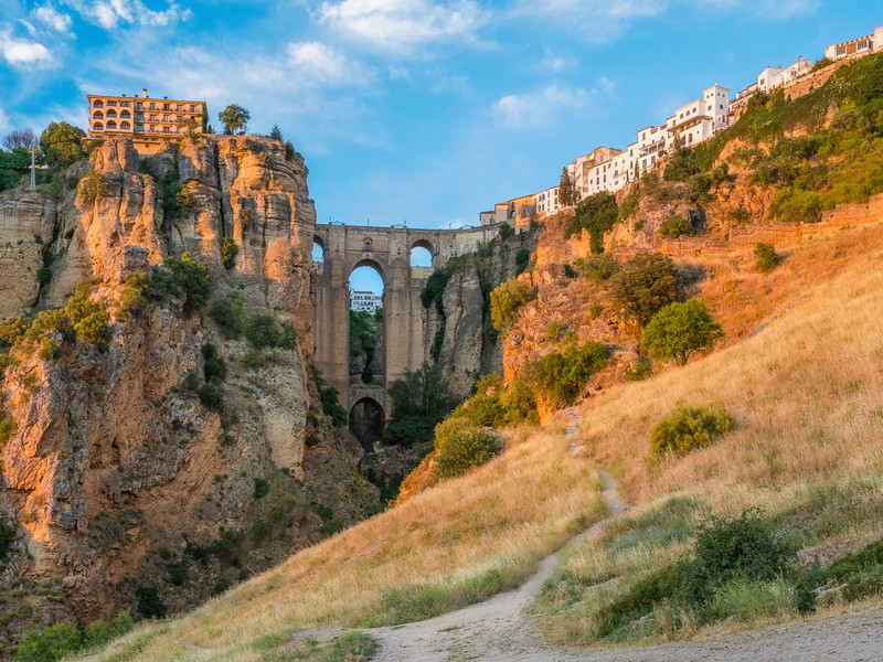 Die Sonne neigt sich dem Horizont zu, während Ronda in goldenes Licht getaucht wird. Ein Moment, in dem die Magie Andalusiens lebendig wird.