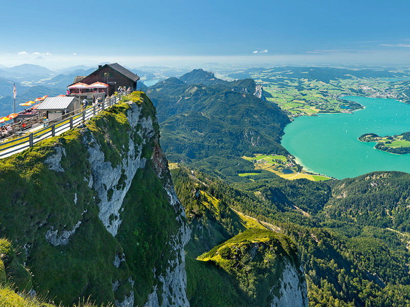 Die Himmelspfortenhütte trägt ihren Namen zu Recht. Der spektakuläre Blick auf den Mondsee tut sein Übriges.