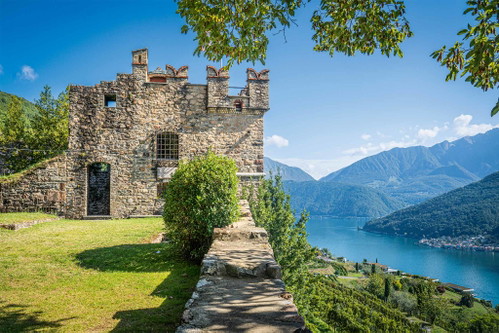 Das charakteristische Castello di Morcote thront über den Rebbergen der legendären Tenuta Castello di Morcote.
