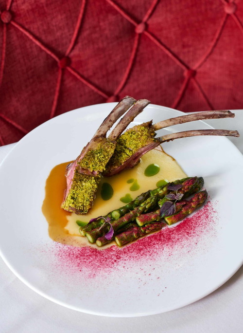 Lamm Krone Koteletten mit Kräuter, Kartoffelsauce, Himbeer Puder und grünem Spargel.