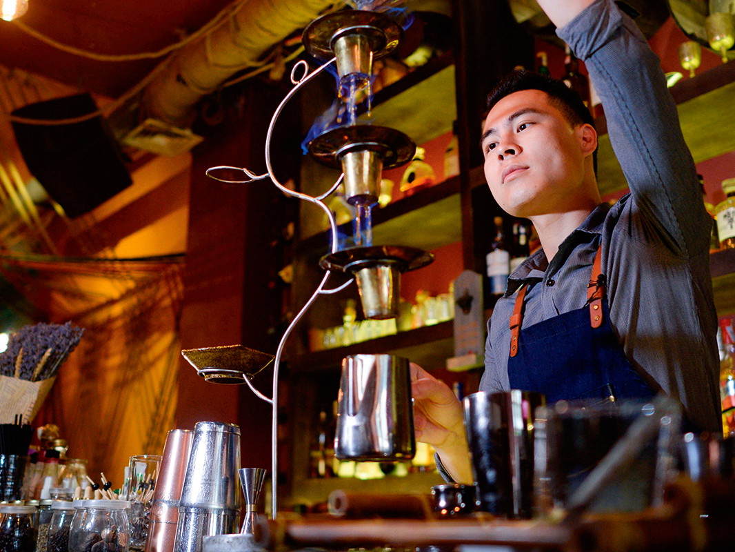 Die vietnamesische Kult-Suppe Pho, übersetzt in die Sprache der Mixologen: Pham Tien Tiep aus Hanoi baut seinen Pho-Cocktail aus lokalen Zutaten und mittels eines hochkomplizierten Systems aus verschiedenen Siebeinsätzen.