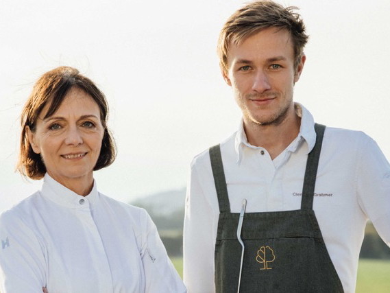 Seit 1990 kocht Elisabeth Grabmer im Restaurant »Waldschänke« in Grieskirchen. Seit 2016, arbeitet Clemens als Chefkoch im Familienbetrieb.