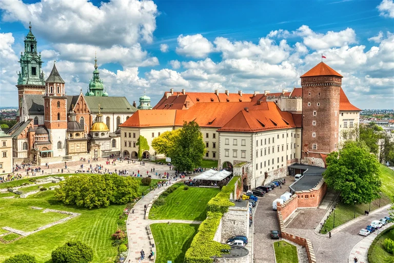 Der Wawel-Hügel mit dem Königsschloss und der Kathedrale der Heiligen Stanislaus und Wenzel.