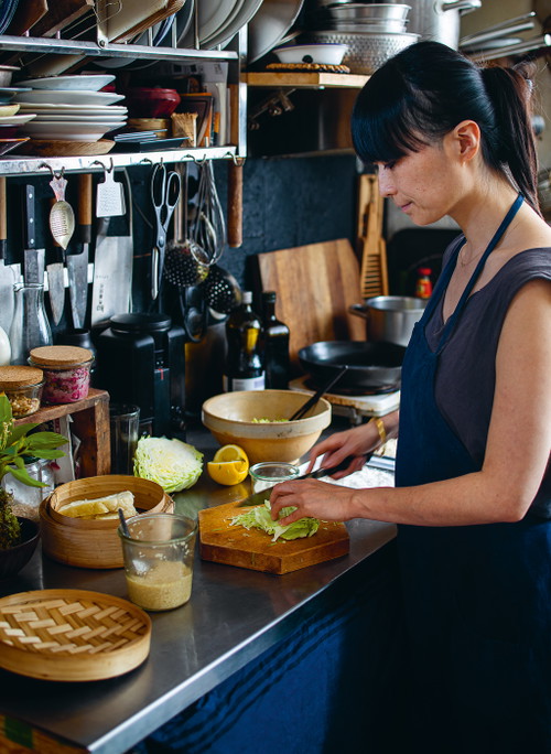 Maori Murota führt durch die japanische Cuisine.