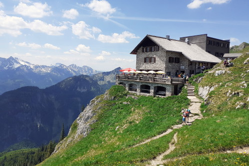 Die Bad Kissinger Hütte bietet mit ihrem modernem Anbau einen tollen Ausblick.