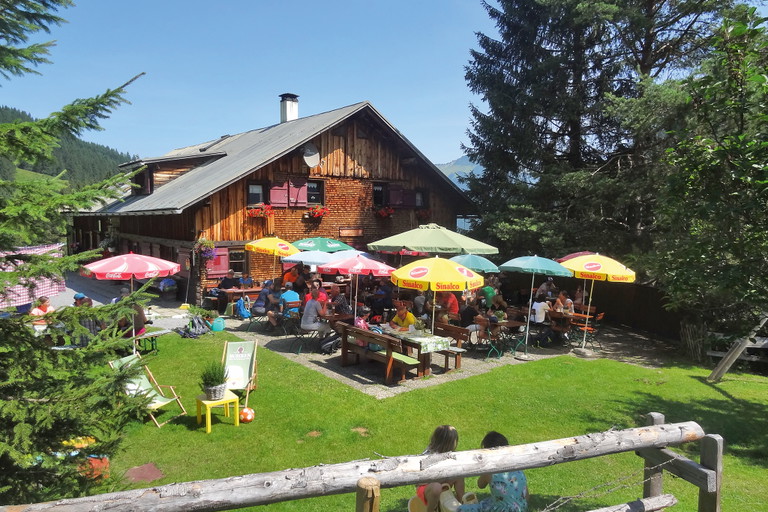 Die Bergkristallhütte liegt auf 1250 m Seehöhe in 
Au/Bregenzerwald.
