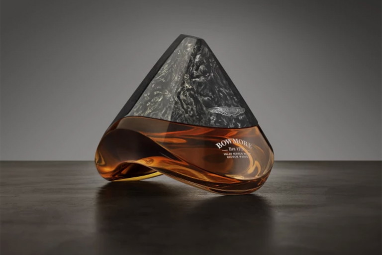 The finish imitates the black rocks in the Bay of Loch Indaal.