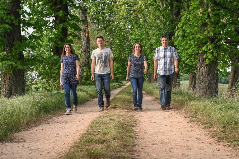 Die vier Pionier:innen: Juliane Reiterer, Thomas Labuda mit Veronika und Richard Erasim.