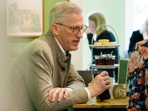 Jan-Berend Holzapfel, Inhaber Teehaus Ronnefeldt, im Grünen Salon. 