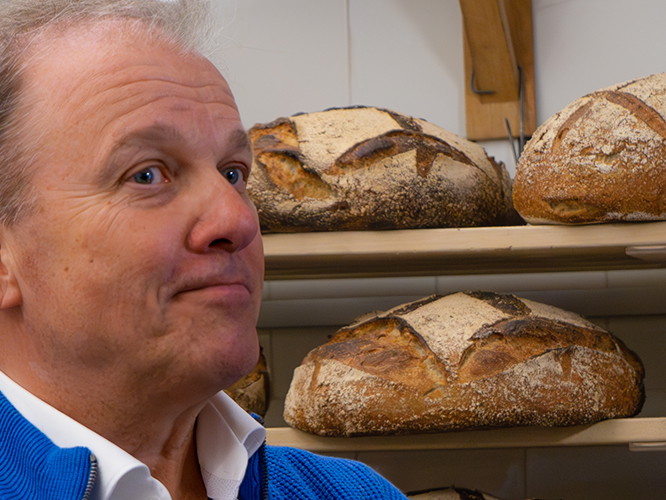 Gerhard Ströck mit den Holzofen-Bauernlaiben. 