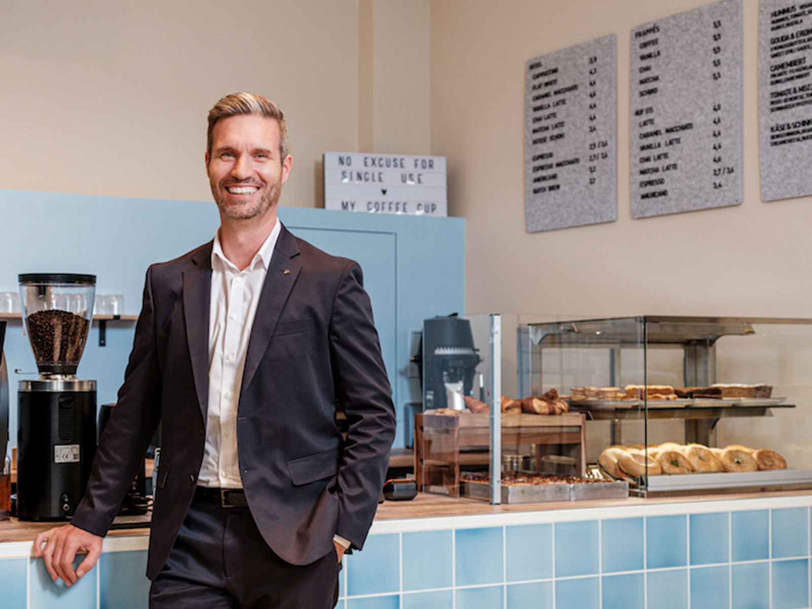 Tchibo Geschäftsführer Erik Hofstädter im neuen »Kaffee Max«.