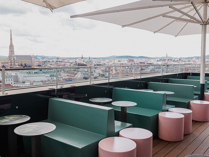 Mit guten Cocktails und den besten Blick über die Stadt wird gefeiert!