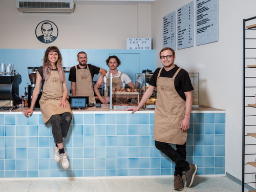 Kaffee Max Team, v.l.n.r._ Aphrodite Medek, Philip Sirsche, Calvin Top und Alexander Hronek (Store Manager)