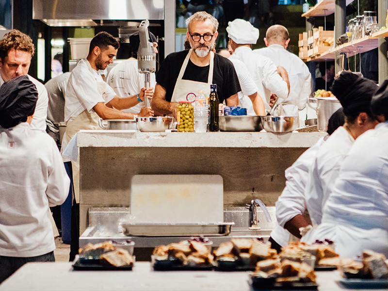 In der offenen Küche von Drei-Sterne-Koch Massimo Bottura agiert ein perfekt eingespieltes Team jeder Handgriff sitzt.