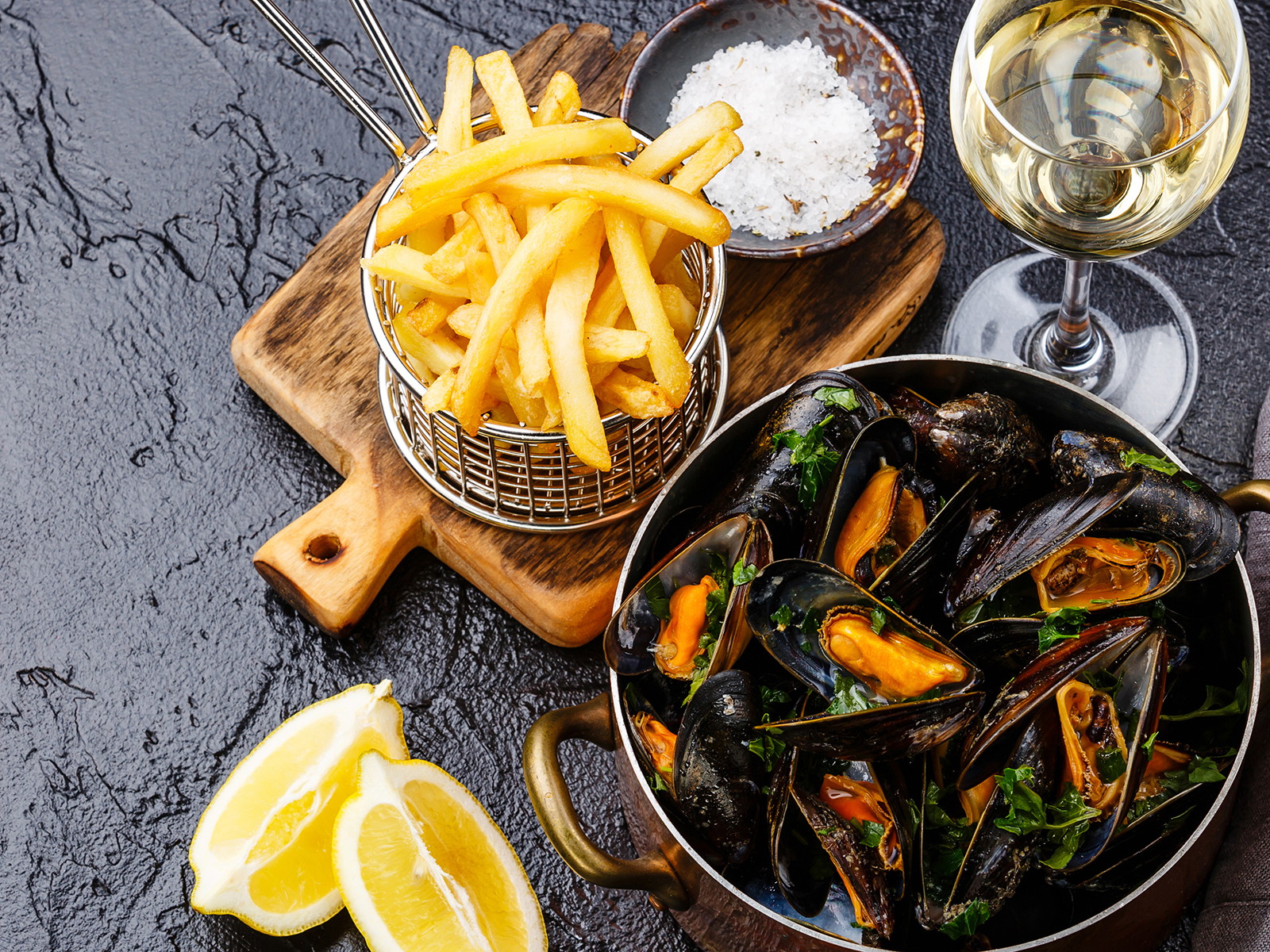 Von Frühstück bis Moules Frites - die Bandbreite an Speisen im »Café Français« ist groß.